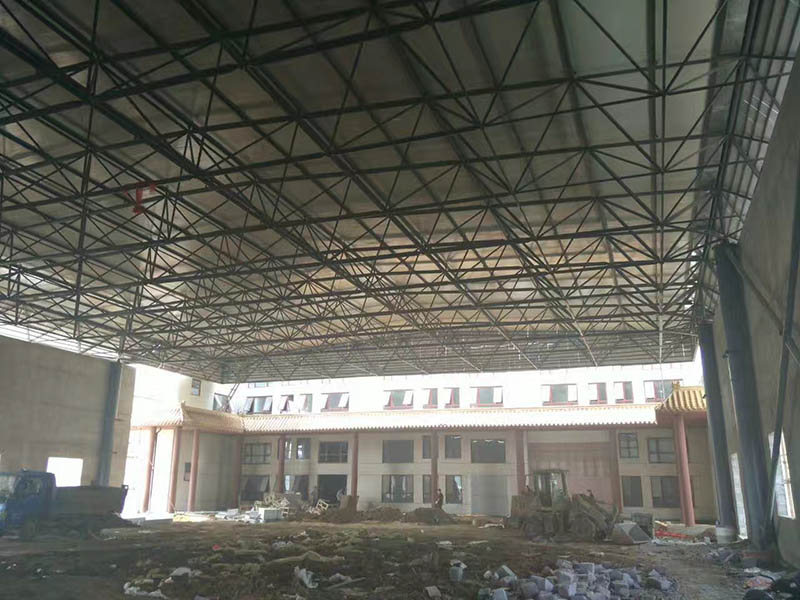 大兴屋顶采光无缝钢管网架安装现场